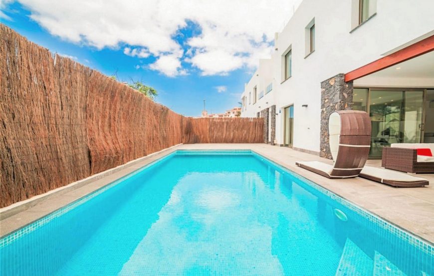 Semi-detached modern villa with rooftop jacuzzi