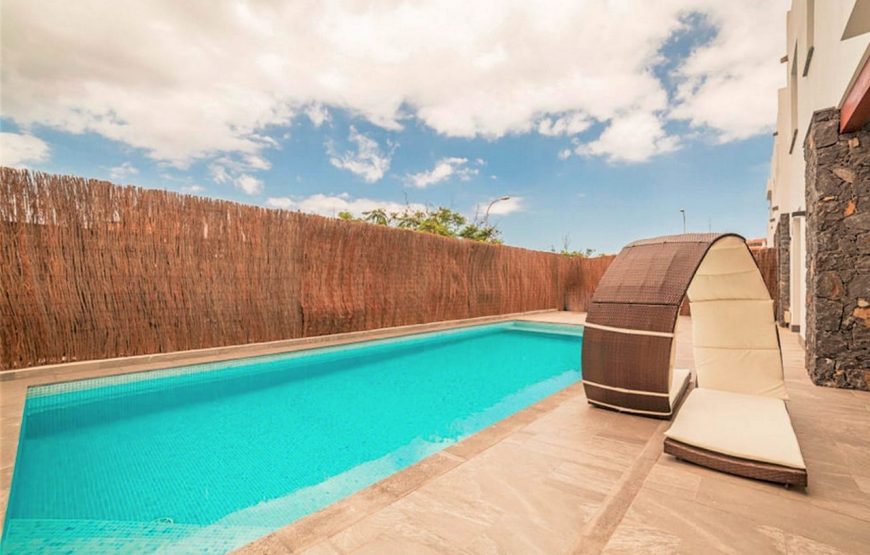 Semi-detached modern villa with rooftop jacuzzi