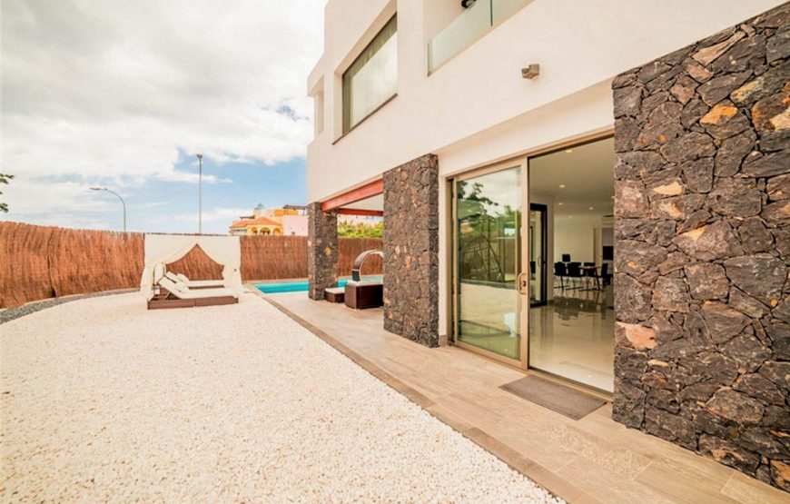 Semi-detached modern villa with rooftop jacuzzi