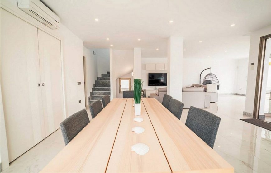 Semi-detached modern villa with rooftop jacuzzi