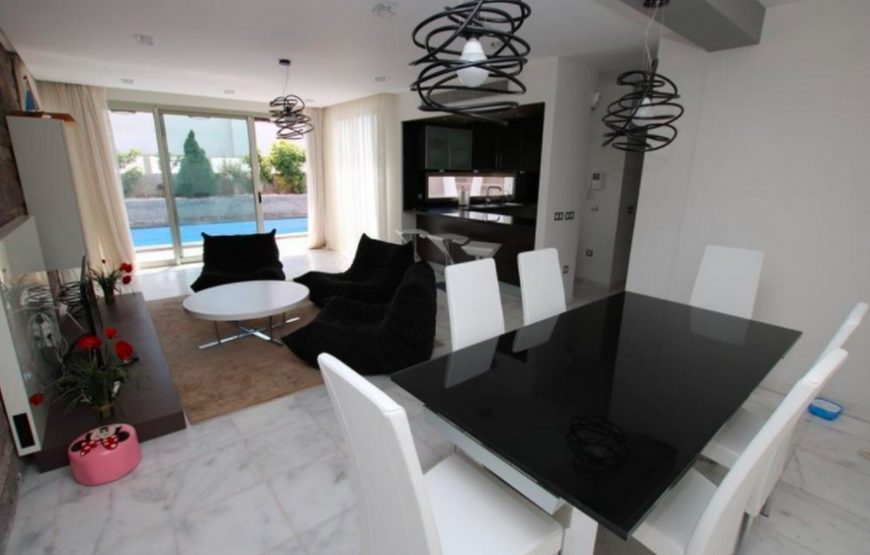 Villa 5 minutes walk from El Duque beach