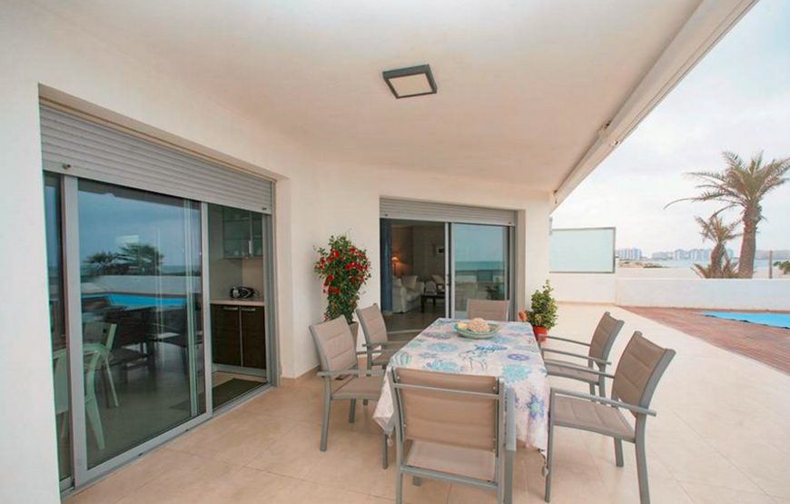Magnificent villa in the first line of the Mediterranean Sea