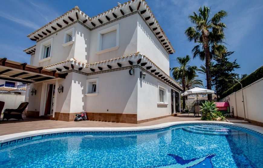 Detached villa with 4 large en-suite bedrooms