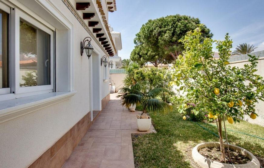 Detached villa with 4 large en-suite bedrooms