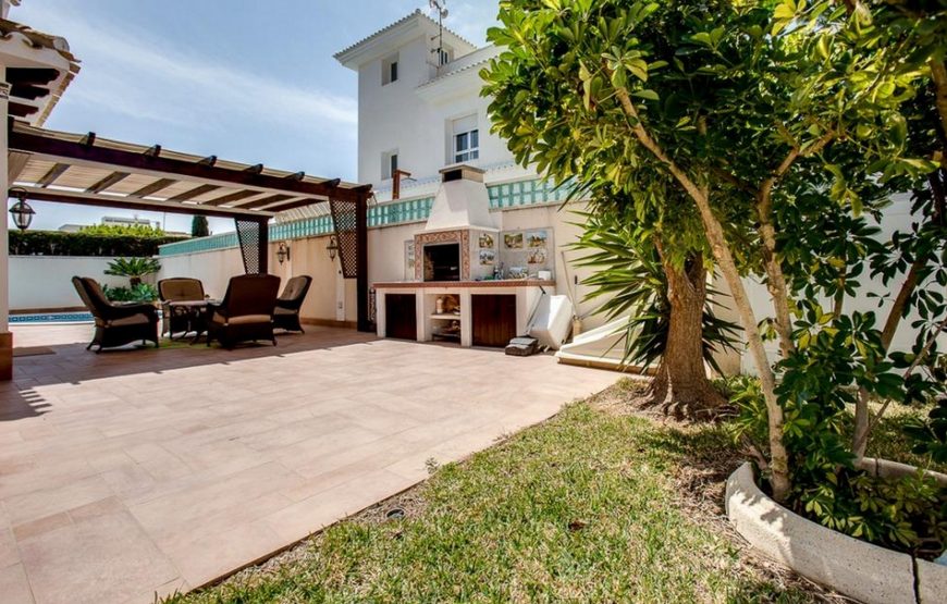 Detached villa with 4 large en-suite bedrooms