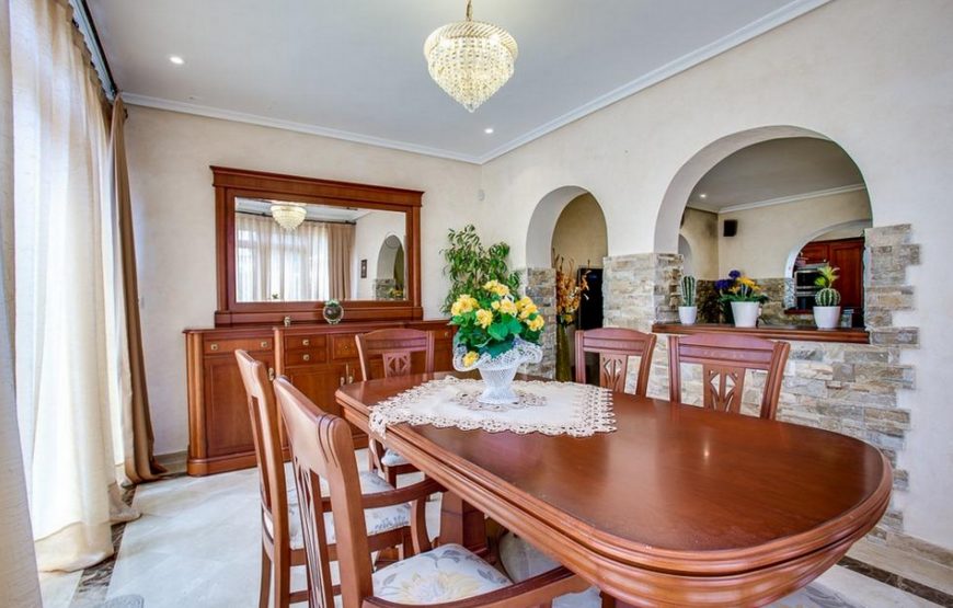 Detached villa with 4 large en-suite bedrooms