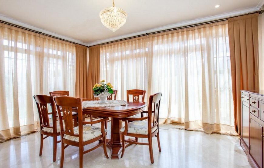 Detached villa with 4 large en-suite bedrooms