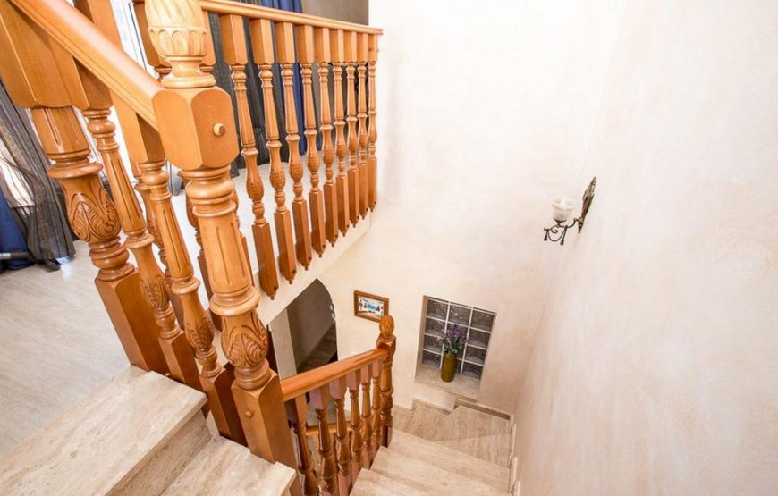 Detached villa with 4 large en-suite bedrooms