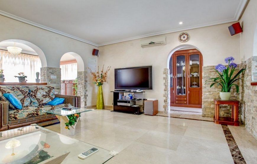 Detached villa with 4 large en-suite bedrooms
