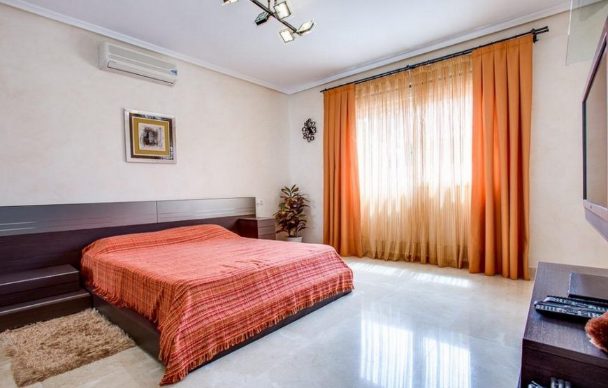 Detached villa with 4 large en-suite bedrooms