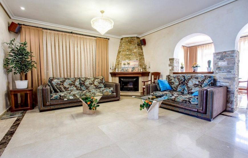 Detached villa with 4 large en-suite bedrooms
