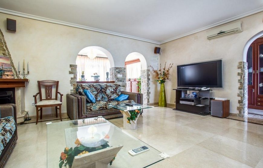 Detached villa with 4 large en-suite bedrooms