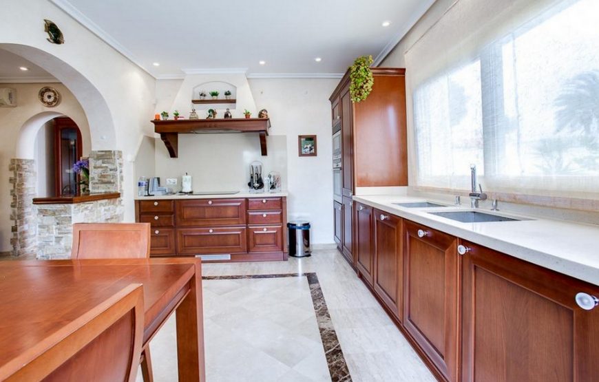 Detached villa with 4 large en-suite bedrooms