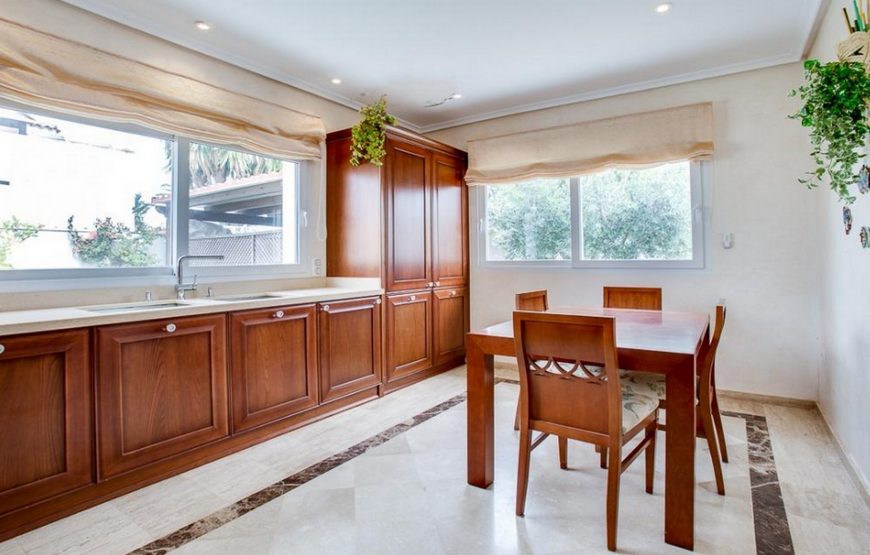 Detached villa with 4 large en-suite bedrooms