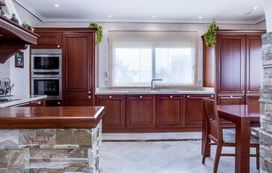 Detached villa with 4 large en-suite bedrooms