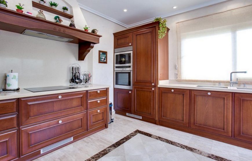 Detached villa with 4 large en-suite bedrooms