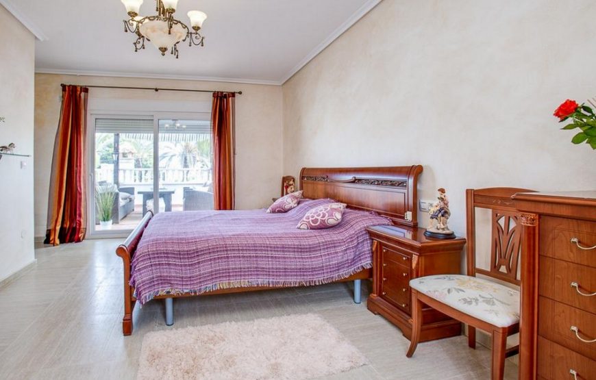 Detached villa with 4 large en-suite bedrooms