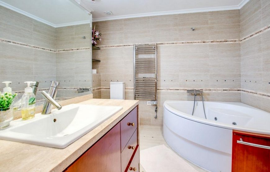 Detached villa with 4 large en-suite bedrooms