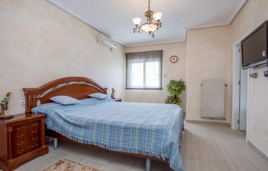 Detached villa with 4 large en-suite bedrooms
