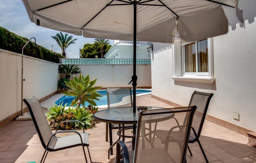 Detached villa with 4 large en-suite bedrooms