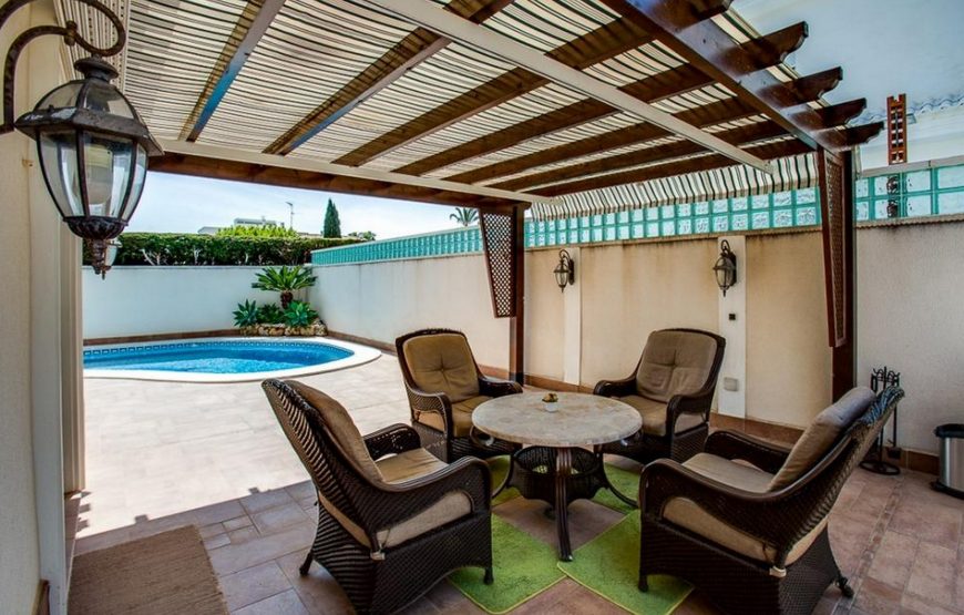 Detached villa with 4 large en-suite bedrooms