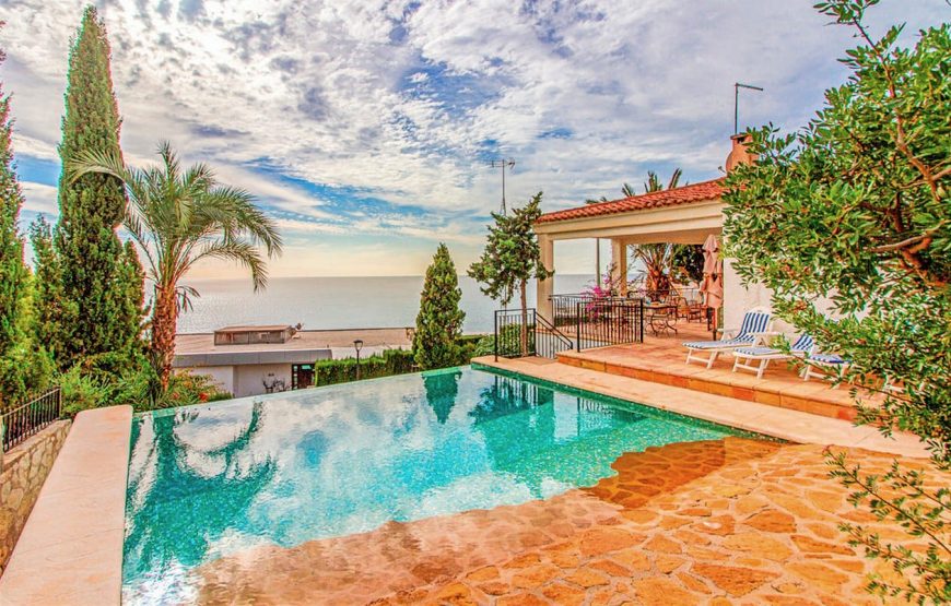 Villa near the beach with the most beautiful pool