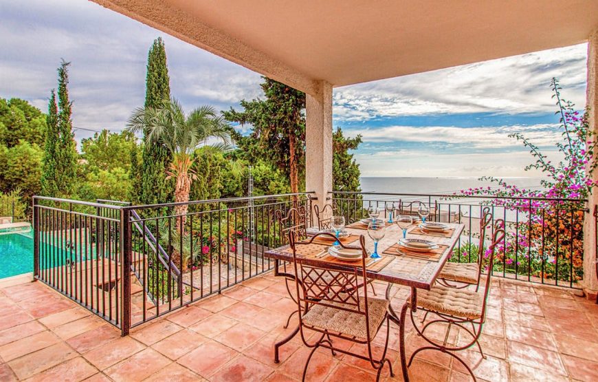 Villa near the beach with the most beautiful pool