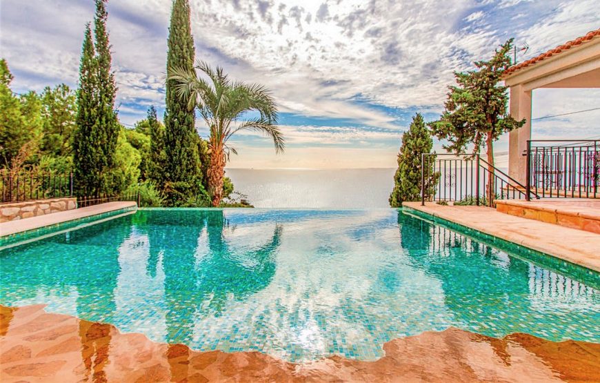 Villa near the beach with the most beautiful pool