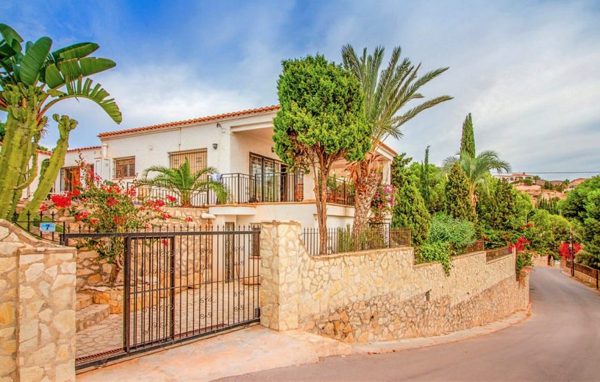Villa near the beach with the most beautiful pool