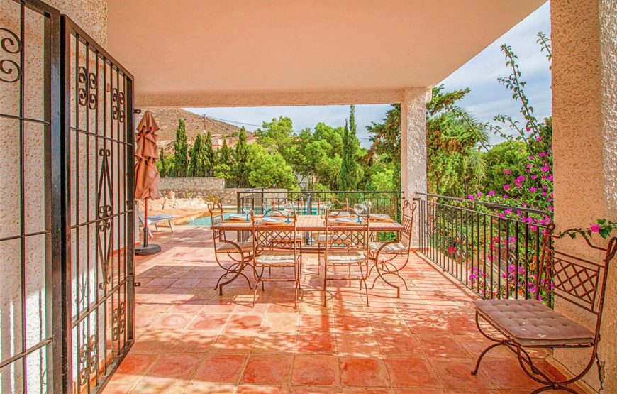 Villa near the beach with the most beautiful pool