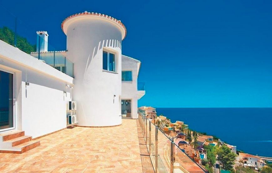 Unique 4 bedroom villa overlooking the Jávea port