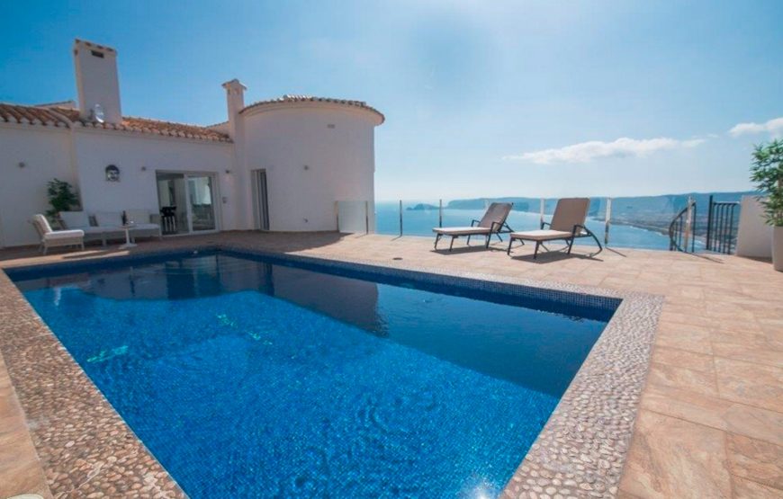 Unique 4 bedroom villa overlooking the Jávea port