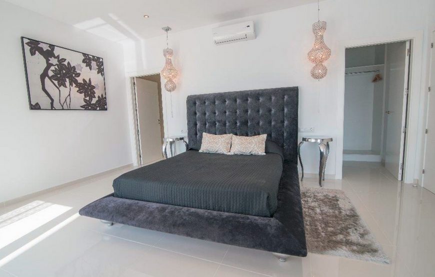 Unique 4 bedroom villa overlooking the Jávea port