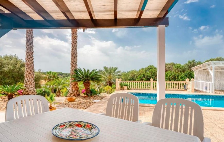 Spacious and private luxury villa with pool