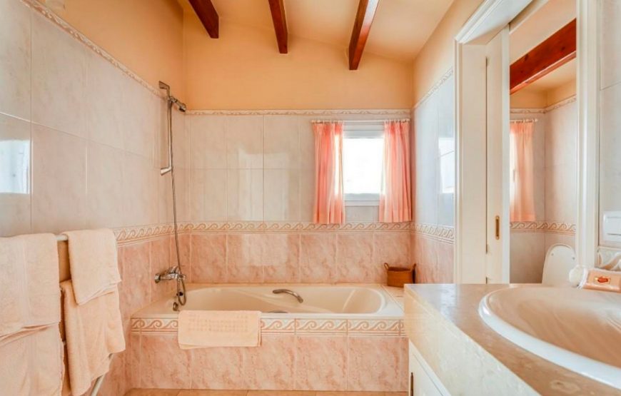 Spacious and private luxury villa with pool