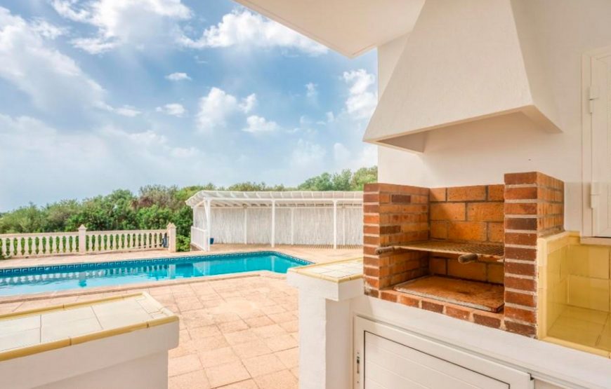 Spacious and private luxury villa with pool