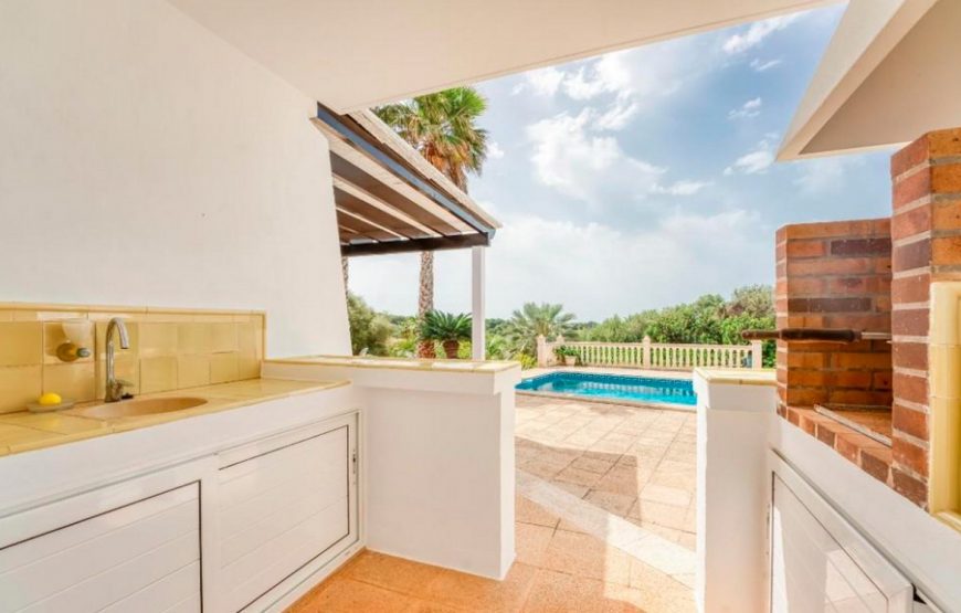 Spacious and private luxury villa with pool