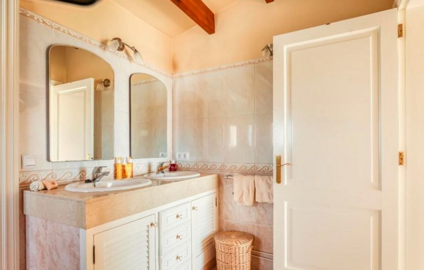 Spacious and private luxury villa with pool