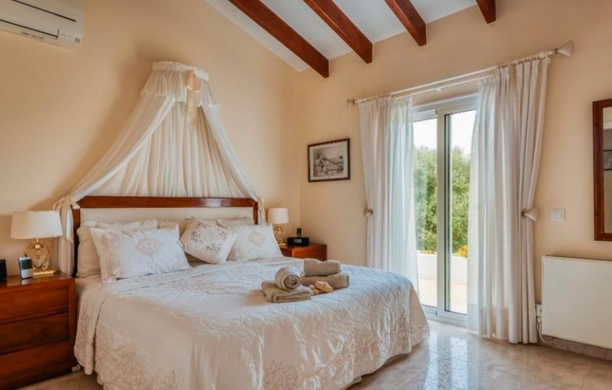 Spacious and private luxury villa with pool