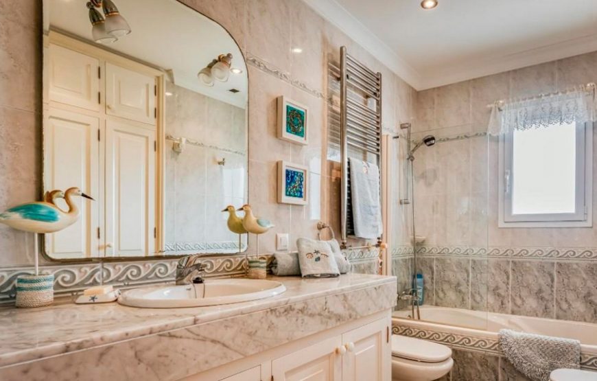 Spacious and private luxury villa with pool