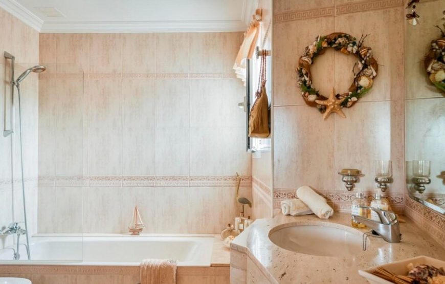 Spacious and private luxury villa with pool