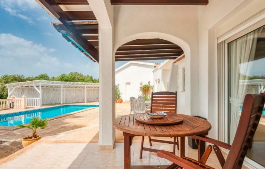Spacious and private luxury villa with pool