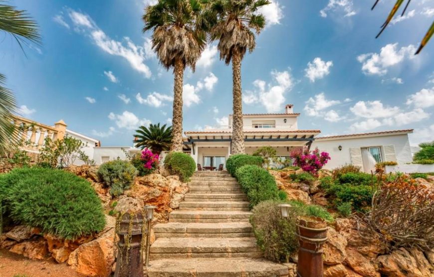 Spacious and private luxury villa with pool