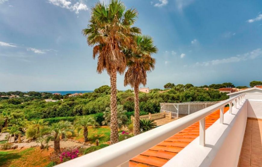 Spacious and private luxury villa with pool