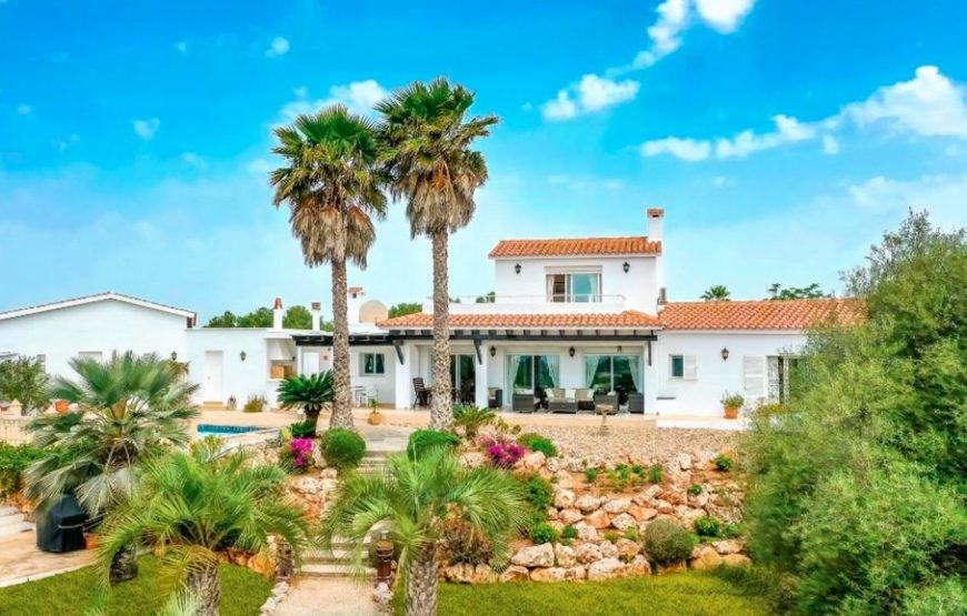 Spacious and private luxury villa with pool