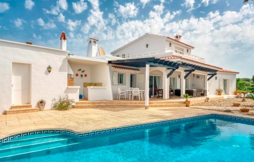 Spacious and private luxury villa with pool