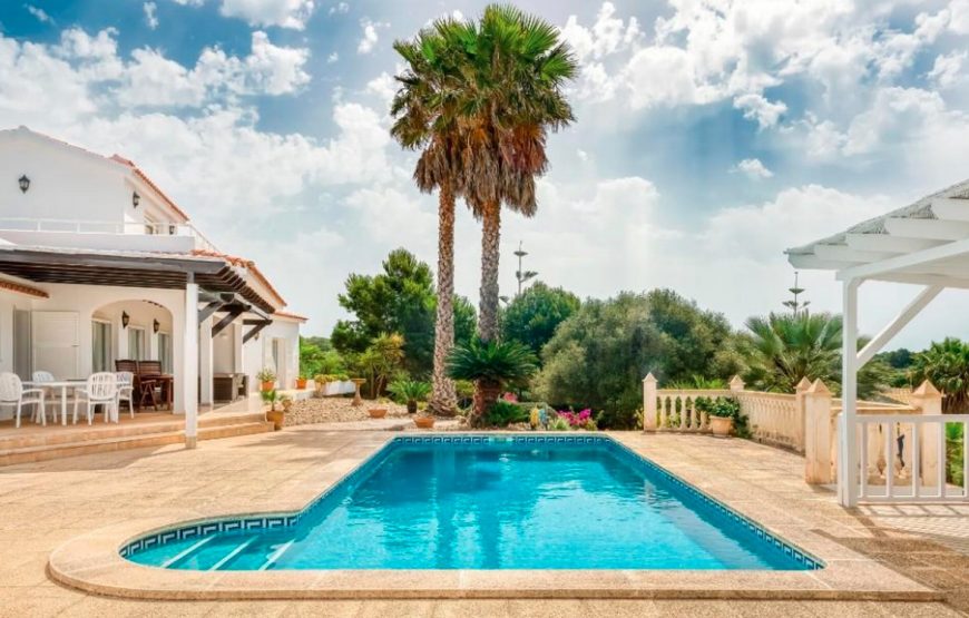Spacious and private luxury villa with pool