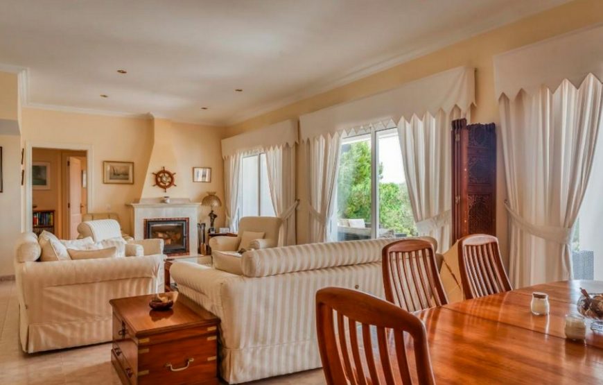 Spacious and private luxury villa with pool