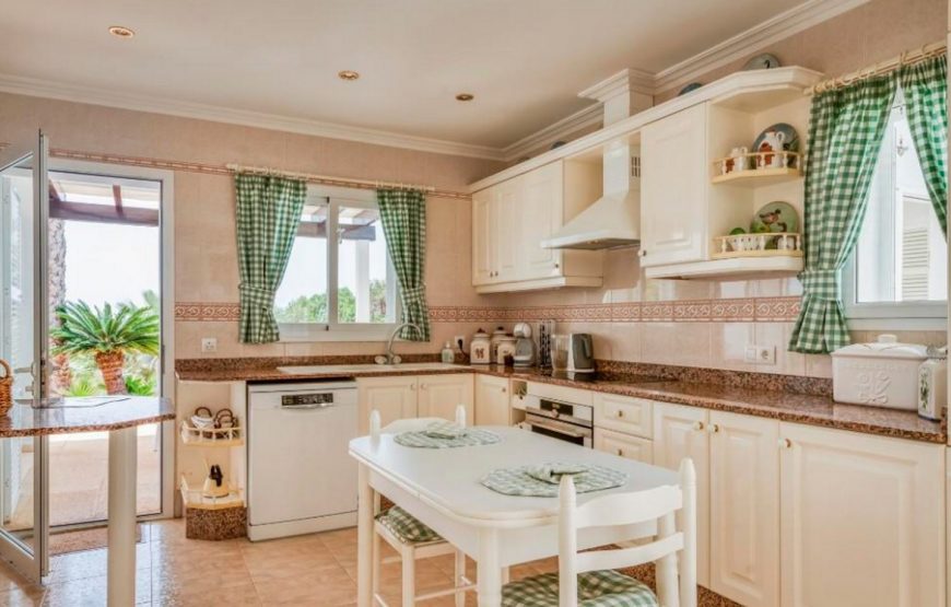 Spacious and private luxury villa with pool