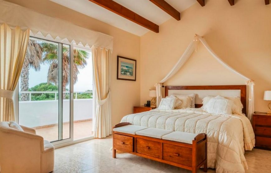 Spacious and private luxury villa with pool